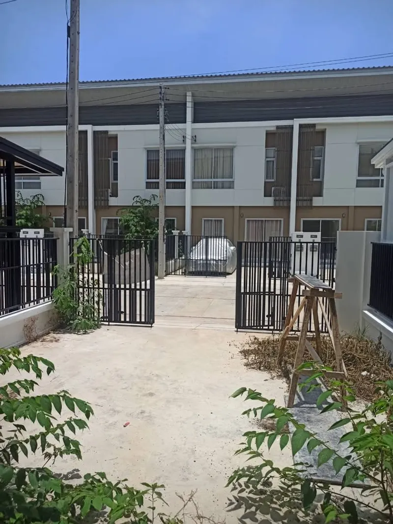 3 ห้องนอน 2 ห้องน้ำ บ้านทาวน์เฮาส์