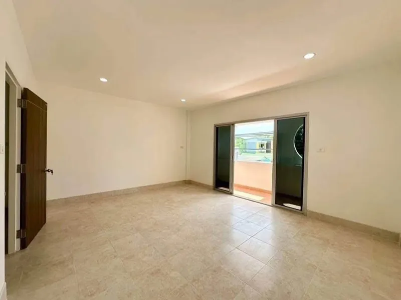 ทาวน์เฮาส์หลังบ้านที่ได้รับการปรับปรุง - ภูเก็ต (ฉลอง)