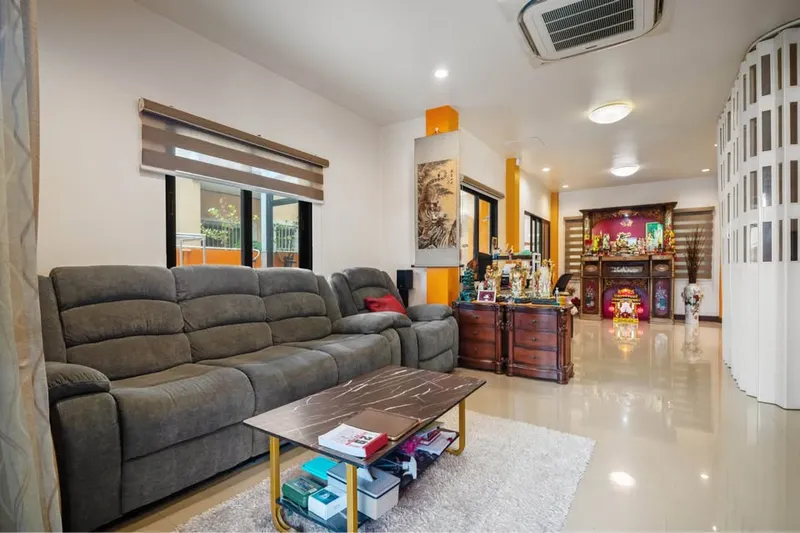 House for Sale in Classic Thai Style!