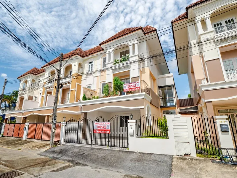 3 Bedrooms 3 Bathrooms Townhouse