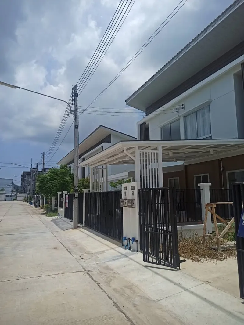 3 ห้องนอน 2 ห้องน้ำ บ้านทาวน์เฮาส์